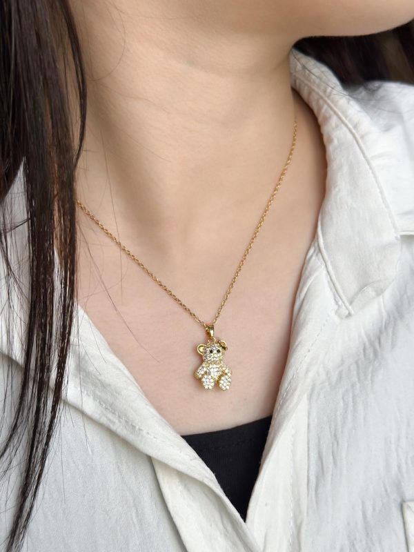 Collier court en acier inoxydable avec pendentif ourson et perles blanches P011071