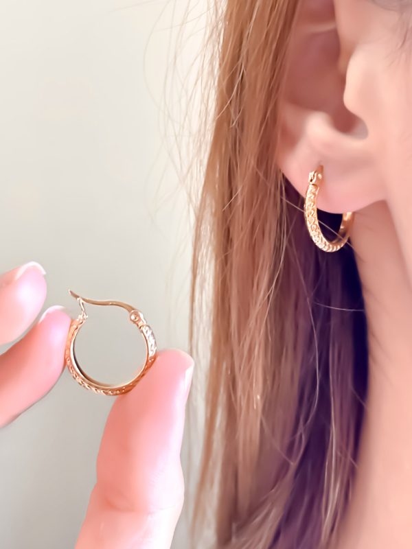 Boucles d’oreilles tressées dorées P011374